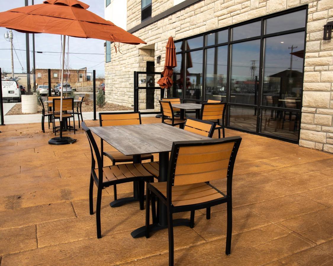 Hotel Cobblestone & - Two Rivers